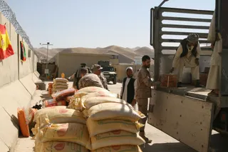 Entrega ayuda humanitaria por militares españoles en Afganistán. Foto de arhivo.