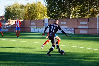 Segura encara a un rival del Navalcarnero / FOTO SALAMANCA CF UDS