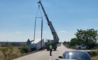 Vuelca un camión en la carretera de Villar de Peralonso