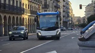 Un autobús de la línea 20 del transporte Metropolitano girando en la Gran Vía