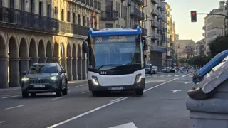 Un autobús de la línea 20 del transporte Metropolitano girando en la Gran Vía