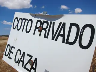Cartel que señala un coto privado de caza