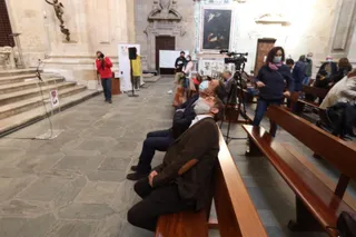 Carlos García Carbayo y Fernando Castaño observan el techo de la Iglesia de la Purísima en la presentación de una nueva edición del programa turístico y cultural ‘Las Llaves de la Ciudad’.