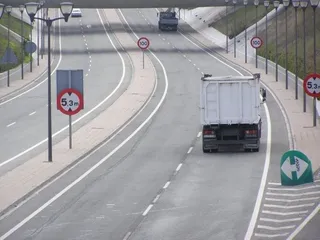 Un camión circulando por una vía navarra