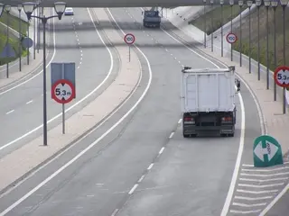 Un camión circulando por una vía navarra