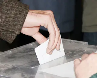 Imagen de archivo de una persona ejerciendo su derecho al voto