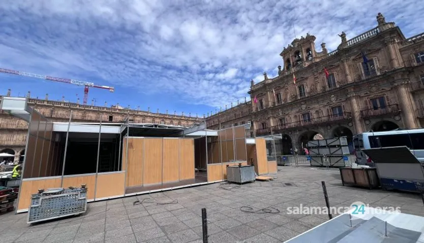 Colocación de casetas en la Plaza Mayor por la Feria del Libro