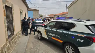 La Guardia Civil durante las conversaciones mantenidas con los okupas en Garcihernández. 