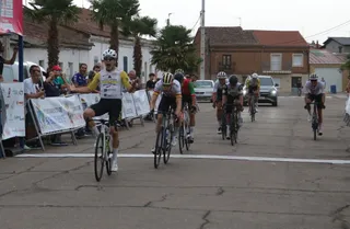 Joan Cadena se impone en Babilafuente y estrena el liderato de la Vuelta a Salamanca | Álvaro García