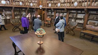 El concejal de Turismo, Ángel Fernández, entrega los premios del sorteo de la XVI edición de Las Llaves de la Ciudad