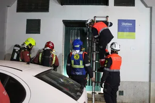 Bomberos de Salamanca intervienen en una nave de la calle Mayor del Arrabal (9)