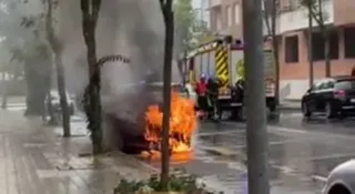 Arde un coche estacionado en la calle Sánchez Ruano de Salamanca