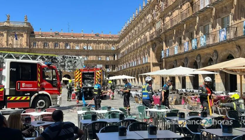 Bomberos en la Plaza Mayor de Salamanca. Fotos S24H (12)