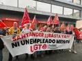 Concentración a las puertas del Banco Santander por el despido de una trabajadora en Salamanca