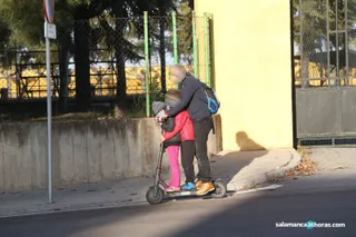 Van tres en un patinete eléctrico