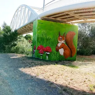 ‘Ría’, la ardilla recién llegada a la Isla del Soto que protagoniza el nuevo mural santamartino