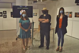 La alcaldesa de Peñaranda, Carmen Ávila, junto al fotógrafo Victorino García y la concejala de Cultura, Fátima Manzano