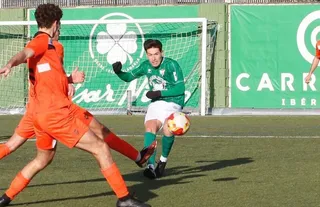Alberto Martín dispara para marcar el 1 0 ante La Virgen del Camino | FOTO CD GUIJUELO