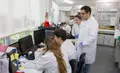 Rubén  Deogracias con su equipo de investigación en el Lab 3B – Formación de Circuitos Neuronales y enfermedades cerebrales del INCYL. / Raquel J. Santos (Comunicación USAL)