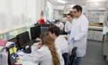 Rubén  Deogracias con su equipo de investigación en el Lab 3B – Formación de Circuitos Neuronales y enfermedades cerebrales del INCYL. / Raquel J. Santos (Comunicación USAL)