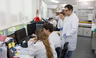 Rubén Deogracias con su equipo de investigación en el Lab 3B – Formación de Circuitos Neuronales y enfermedades cerebrales del INCYL. / Raquel J. Santos (Comunicación USAL)