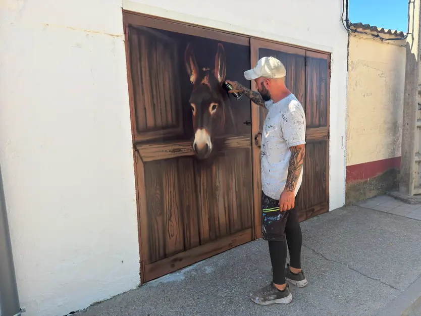 Daniel Martín, Muralista Salmantino Realizando Un Grafiti De Un Burro Encuadrado En Un Pueblo De Valladolid