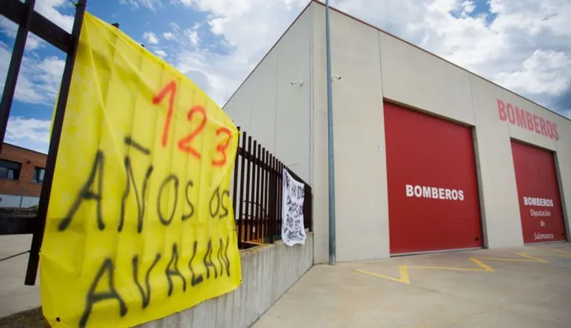 Pancartas en defensa de los bomberos en Ciudad Rodrigo