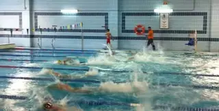 Susto en las piscinas de La Alamedilla por un pequeño fuego
