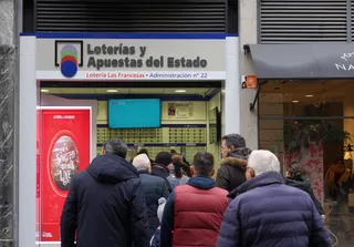Cola en una administración de lotería en Valladolid | Miriam Chacón (ICAL)