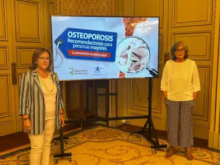 Isabel Macías, concejala de Mayores, junto a la presidenta del Colegio de Enfermería, María José Romo
