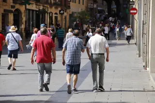 Gente paseando por la plaza del Liceo en Verano