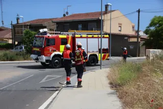 Pequeño incendio en una zona de pastos Calzada de Medina