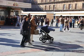 Gente paseando por las calles de Salamanca. Foto de archivo