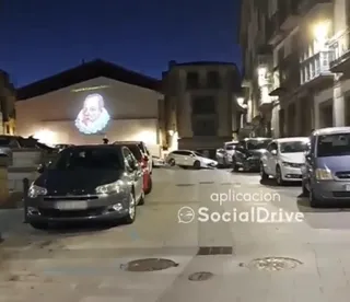 Conductor bajando escaleras con su coche en Béjar. SocialDrive