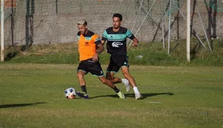 Gallego persigue a Rayco en un entrenamiento.