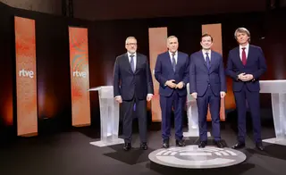 (I a D) Los candidatos a la Presidencia de la Junta Carlos Pollán (Vox); Alfonso Fernández Mañueco (PP) y Carlos Martínez (PSOE) en el primer debate de las elecciones autonnómicas junto al presentador Xabier Fortés | Miriam Chacón | ICAL