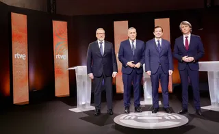 (I a D) Los candidatos a la Presidencia de la Junta Carlos Pollán (Vox); Alfonso Fernández Mañueco (PP) y Carlos Martínez (PSOE) en el primer debate de las elecciones autonnómicas junto al presentador Xabier Fortés | Miriam Chacón | ICAL