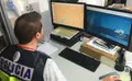 Policía Nacional frente a un ordenador.