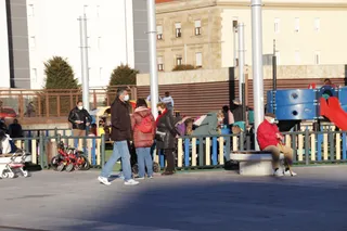 Gente por las calles de Salmanca en invierno