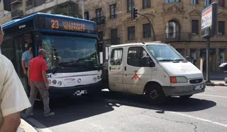Colisión entre un AvanzaBus y una furgoneta en la Puerta de Zamora