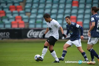 Mora controla un balón en el partido de ida.