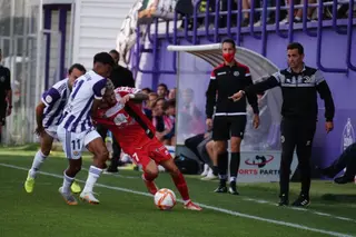 Rayco recibe un agarrón en el duelo ante el Valladolid Promesas / FOTO SALAMANCA24HORAS.COM