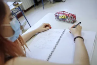 Una alumna de segundo de Bachillerato de un instituto de Madrid, este lunes en su regreso a las aulas para preparar la prueba de acceso a la universidad.