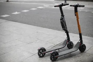 Dos patinetes eléctricos aparcados | Imagen de archivo
