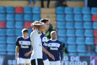 Iban Ribeiro se lamenta ante el Marino de Luanco / FOTO SALAMANCA24HORAS.COM