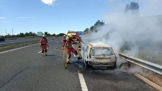 Calcinado un turismo junto a la salida 124 de la A-60 en León. Bomberos de León / ICAL