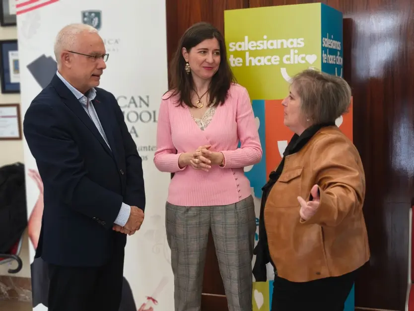 Jesus Calvo, director de San Juan Bosco; Myriam Rodríguez, concejala de familia e igualdad de oportunidades; y Carmen Guillén, presidenta de ASCBYC