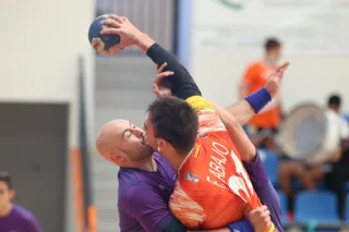 Fer Abajo se topa con un rival del BM Palencia / FOTO SALAMANCA24HORAS.COM