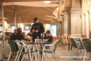 La cruzada por la mascarilla: la Policía Nacional y su lucha diaria por hacer cumplir las restricciones del coronavirus