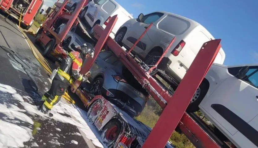 un camion comienza a arder en la a 52
